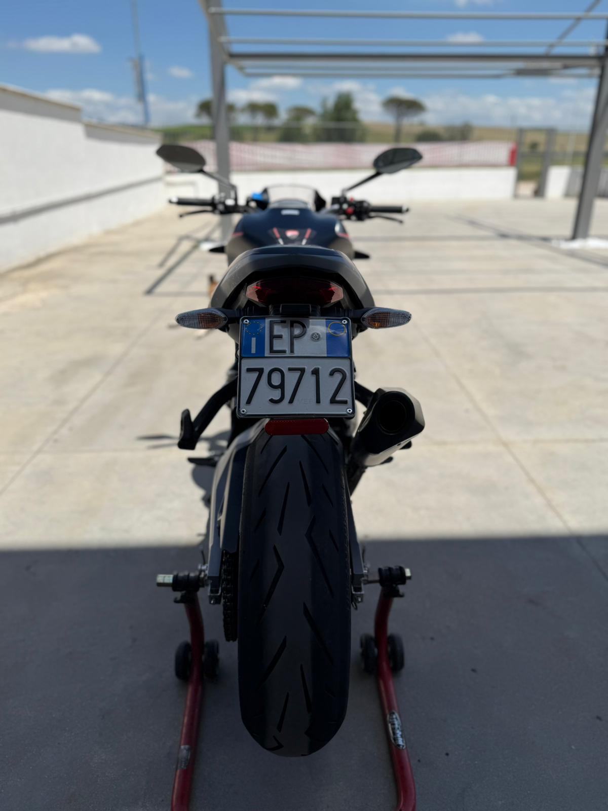 DUCATI Monster 821 Stealth